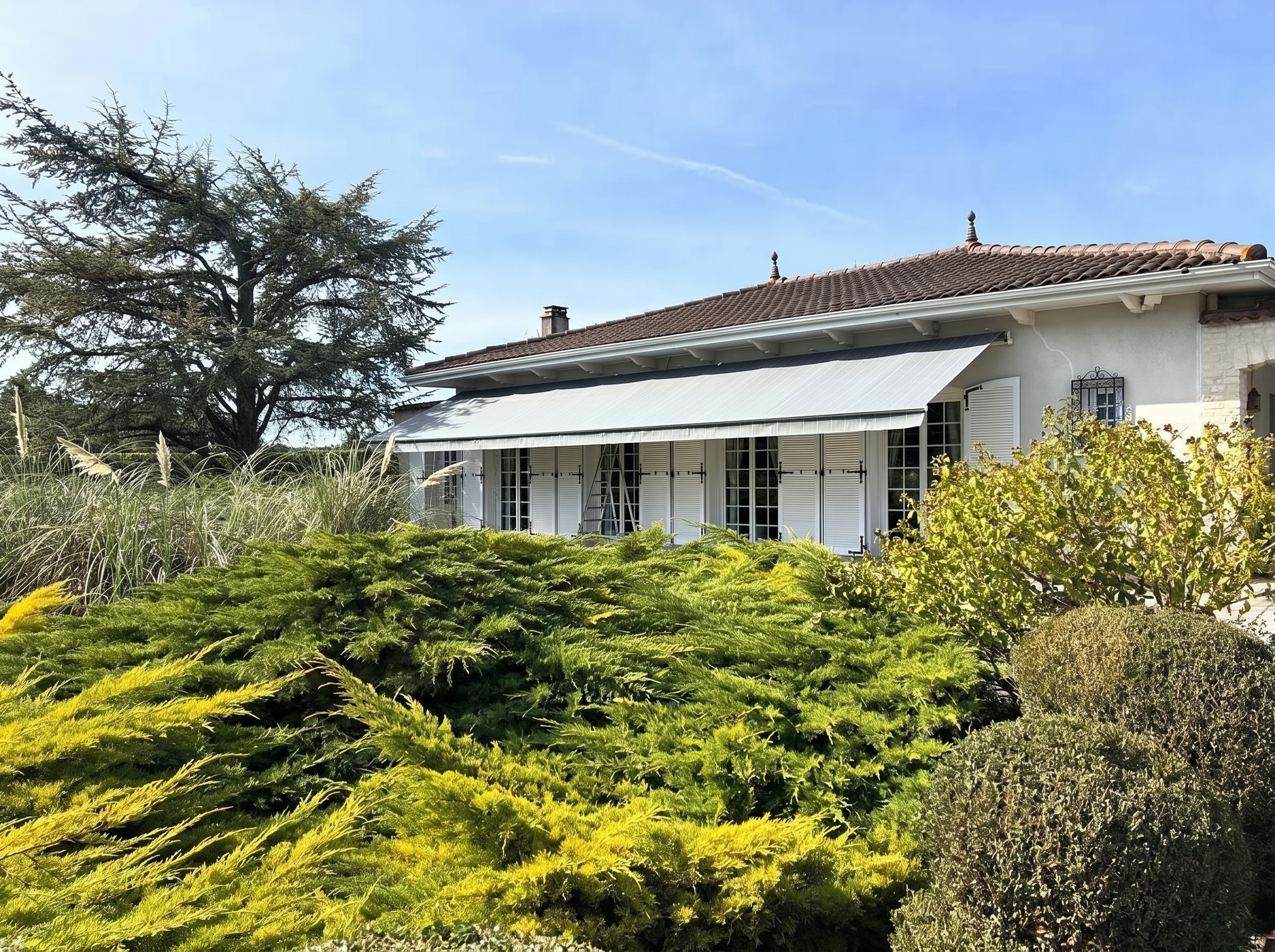 Store banne blanc déployé au-dessus de la terrasse après installation par StoreDirect