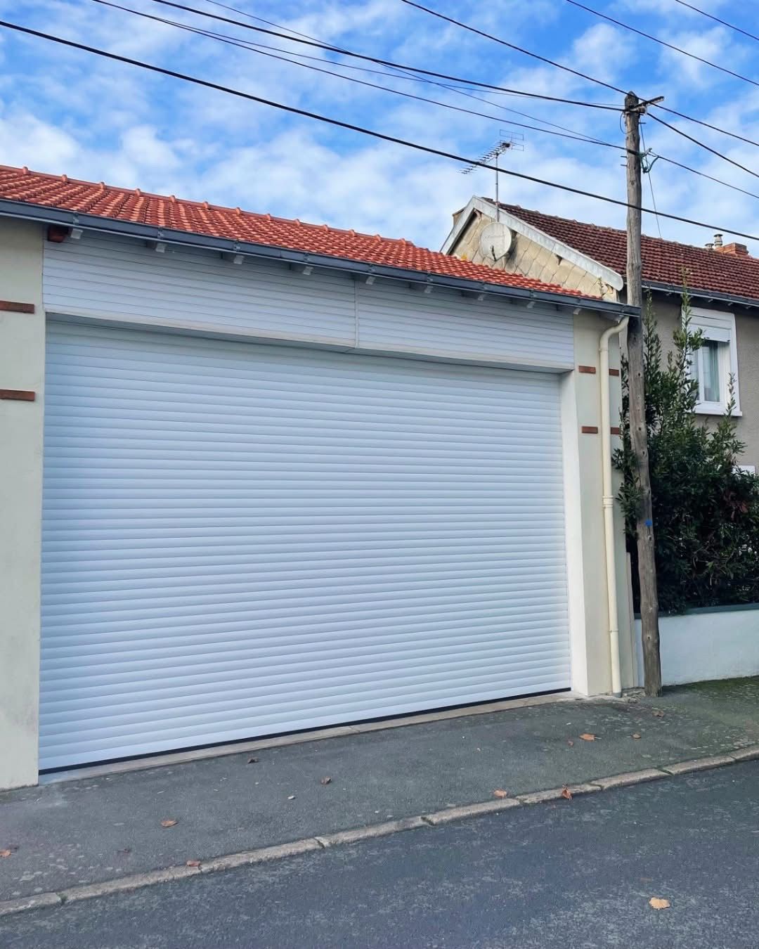 Volet roulant de garage blanc neuf installé par StoreDirect