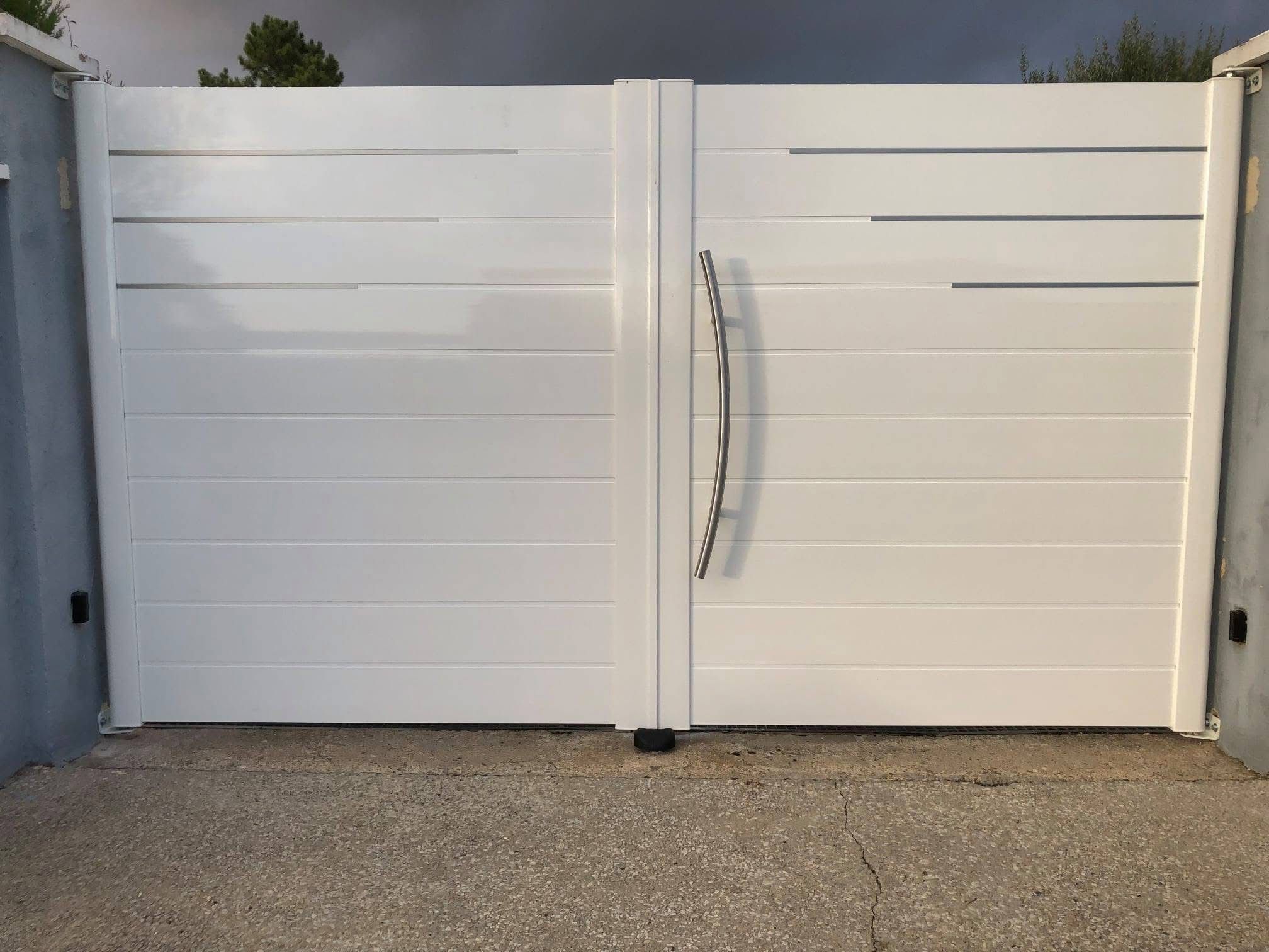 Nouveau portail aluminium blanc installé par StoreDirect après intervention