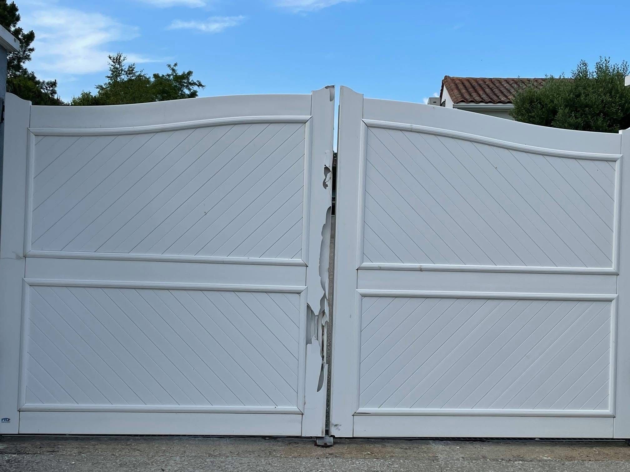 Portail PVC blanc fissuré et endommagé avant remplacement à Bezons