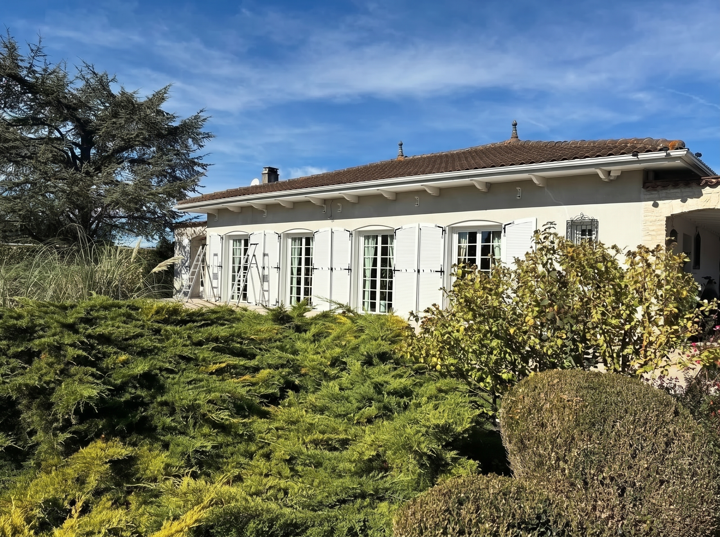 Façade de maison avant la pose d'un store banne sur la terrasse